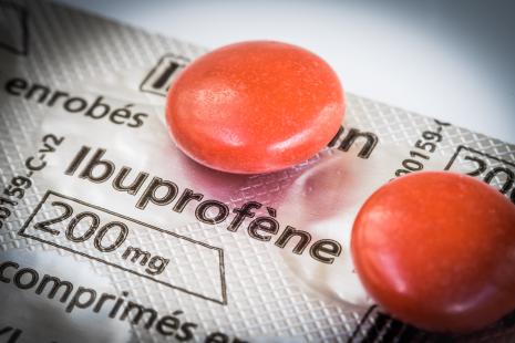 La position française, marquée par la prudence quant à la prise d’ibuprofène en cas d’infection, n’était pas spécifique au Covid-19