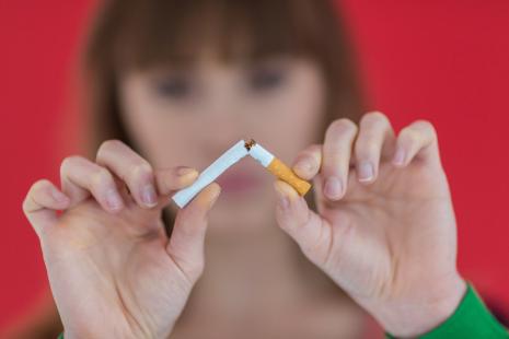 Arrêter de fumer après un infarctus du myocarde réduit considérablement le taux de mortalité au cours des 10 années suivantes