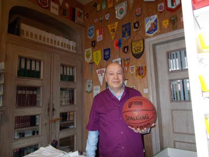 Jean Dannel au milieu des fanions que lui ont remis les équipes venues jouer à Ardres