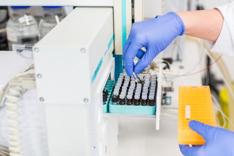 Le raloxifène a été identifié via un criblage virtuel in silico effectué sur 400 000 molécules