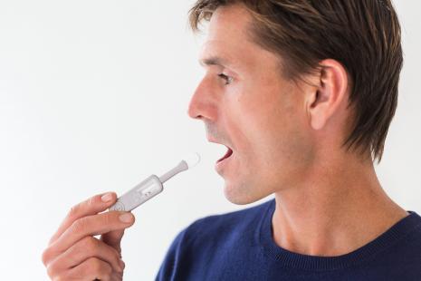 Des performances suffisantes pour qu'ils soient inclus dans la stratégie de dépistage, mais pas au point d'en faire bénéficier les personnes asymptomatiques