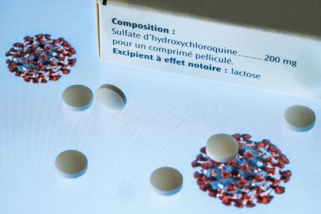 Les auteurs suggèrent qu'au-delà de son activité antivirale, l’HCQ pourrait avoir des effets anti-inflammatoires et anti-thrombotiques qui justifieraient son effet sur la réduction du risque de mortalité