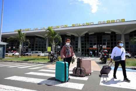 L'aéroport de Saint-Denis de la Réunion, pratiquement inactif durant le confinement, a tout de même permis d'éviter la rupture de stock de vaccin antigrippal.