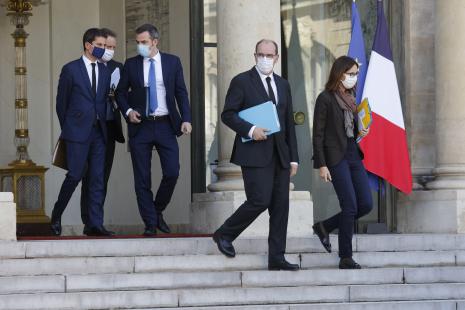 Castex, au centre, sur le perron de l'Élysée