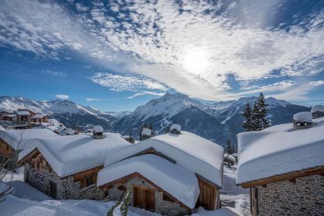 Chalets en pierre dans la station