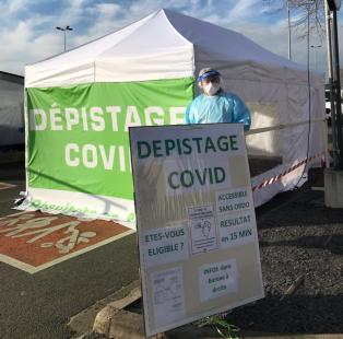 Un barnum sur le parking pour la pharmacie de la Creule à Hazebrouck