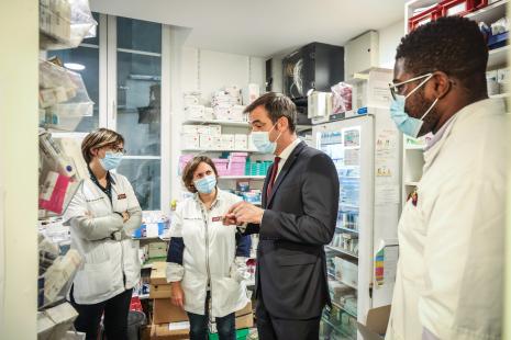 « « Heureusement que vous étiez là », a déclaré le ministre de la Santé en visite dans une pharmacie parisienne