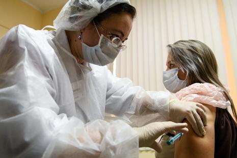 Le vaccin Spoutnik V injecté dans une clinique de Moscou