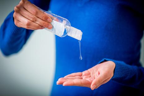La SHA est moins irritante qu'un lavage répété à l'eau et au savon