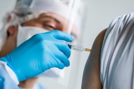 Les résultats d'efficacité s'appuient sur une analyse groupée de deux essais de phase 3, incluant 11 636 participants