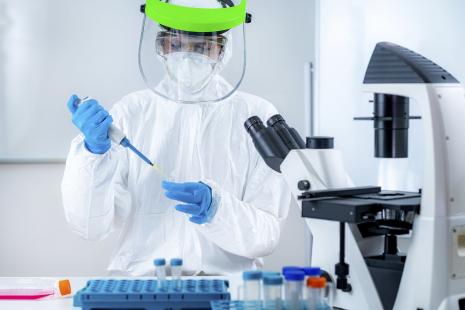 L’enjeu est de s’assurer que le vaccin est efficace et d’identifier le plus vite possible des événements indésirables qui n’auraient pas été observés lors des essais cliniques