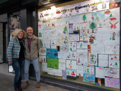 Catherine et Pascal Baube, devant la vitrine de la Pharmacie du Beffroi