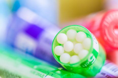 Au-delà du débat idéologique, la question du devenir de l'homéopathie se pose en termes économiques