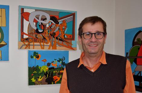 Alain Dumur, entouré des tableaux d’une peintre arménienne