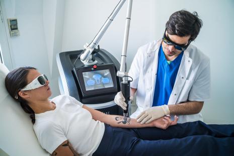 Pour le détatouage, seul le laser réalisé par un professionnel doit être utilisé