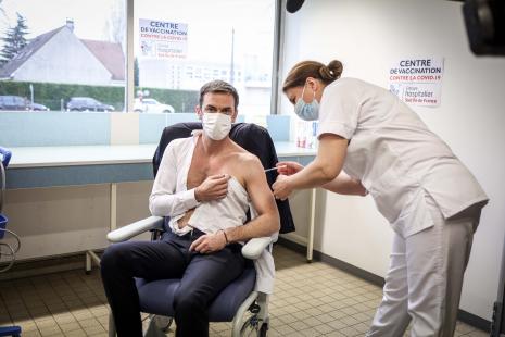 Le ministre de la Santé a tenu à montrer l'exemple... avec le vaccin d'AstraZeneca