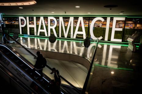 Situées en centre commercial, gares, aéroports ou stations de montagne, ces officines pas comme les autres paient un lourd tribut à la crise sanitaire