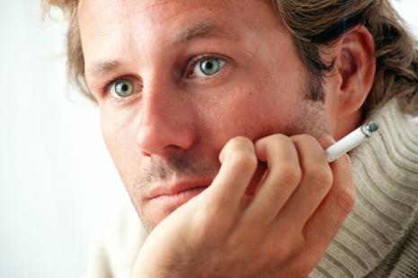 Le fait d’être un fumeur actif est associé à un risque divisé par deux d’être infecté par le Covid