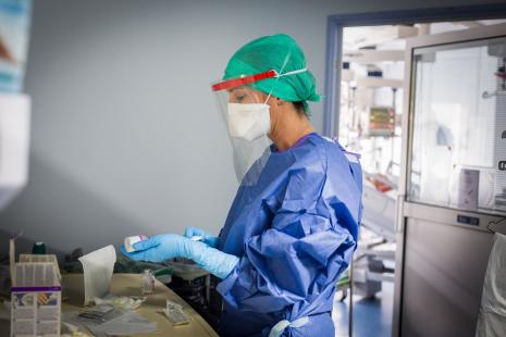 Le pic viral survient un jour après le debut des symptomes en moyenne