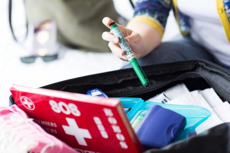 La délivrance de l'auto-injecteur d'adrénaline et la démonstration de son utilisation doivent être assorties d'informations essentielles