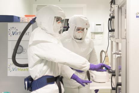 Manipulateurs en laboratoire BSL3 au centre d'infectiologie de Lyonbiopôle