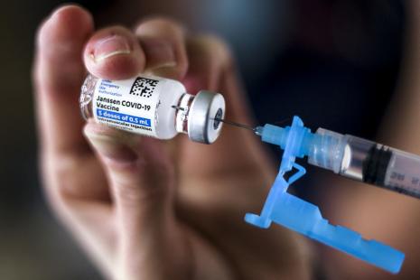 Facile d’emploi et de conservation, 1 million de doses de ce vaccin devraient être livrées en avril
