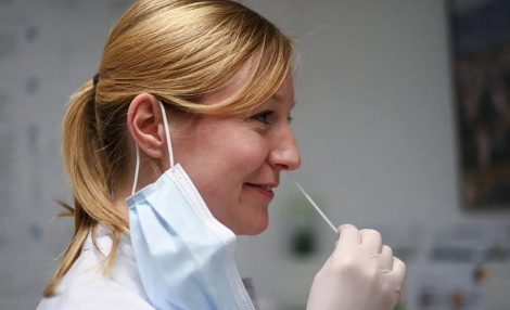 En cas de positivité, le patient doit s'isoler, effectuer un test PCR de confirmation, contacter son médecin traitant et continuer de respecter les gestes barrières