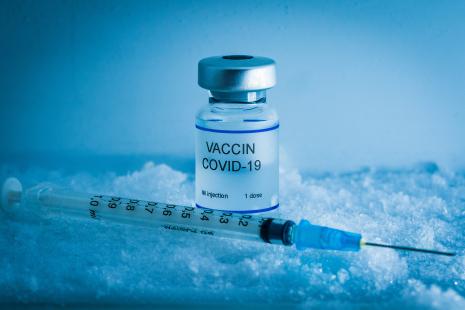 Les vaccins anti-Covid qui nécessitent des températures négatives de conservation pourraient bientôt arriver dans les officines, et poser de nouveaux défis à la chaîne du froid