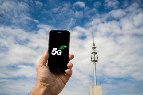 Pour l’ANSES, le déploiement de la 5G ne présente pas « de risques nouveaux » pour la santé, mais l’agence reconnaît le manque de recul