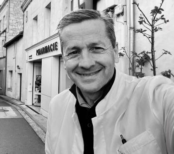 Bruno Belin devant sa pharmacie