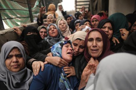 Femmes palestiniennes à Gaza après un bombardement
