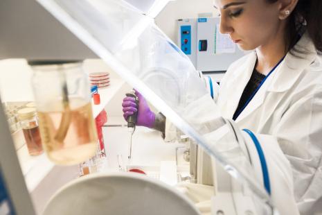 Test effectué sur un prélèvement fécal d’un donneur sain destiné à une transplantation dans le tube digestif d’un patient receveur afin de rééquilibrer la flore intestinale.