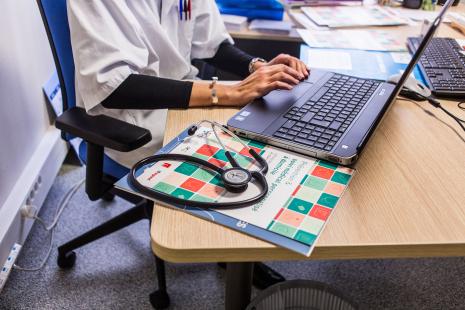 A l’autre bout du dispositif, le médecin examine et interroge le patient à distance pour établir son diagnostic