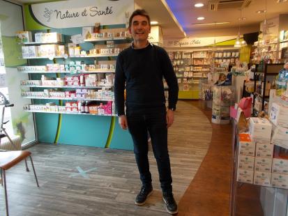 Jean-Louis Bonvoisin dans l'officine d'Étaples