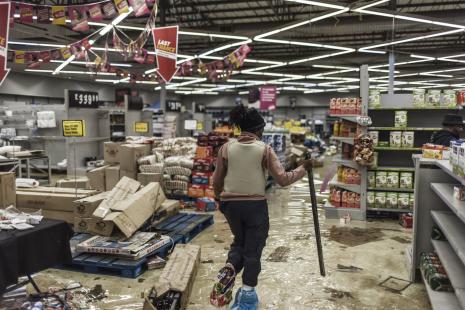 Les pharmacies font partie des commerces pris d'assaut par les émeutiers.