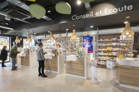 Les agenceurs travaillent à un agencement plus évocateur, avec des matières et des couleurs qui invitent les clients à se repérer (Pharmacie Magnin à La Buisse en Isère)