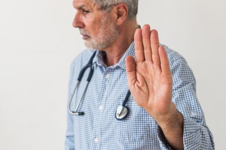 Quand un médecin dit « non » au vaccin anti-Covid, c'est tout l'environnement sanitaire qui s'en trouve bouleversé