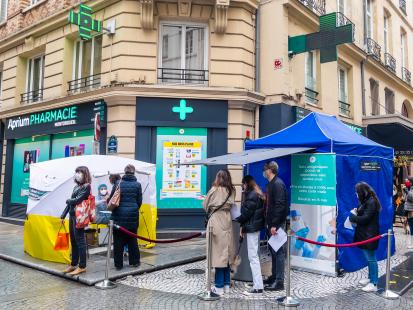 Files d’attente pour les tests, rappels vaccinaux à la chaîne, les pharmacies se préparent à un nouveau surcroît de travail 
