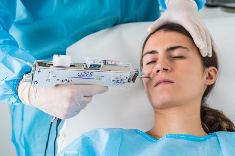 Influencées par les réseaux sociaux, de plus en plus de jeune femmes ont recours sans discernement à la médecine esthétique