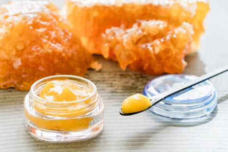 La gelée royale contient des minéraux, oligo-élements et vitamines qui lui confèrent des propriétés stimulantes et revitalisantes