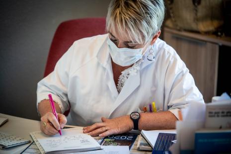 Les prescriptions, plus ciblées et simplifiées, améliorent l'observance et le confort des patients