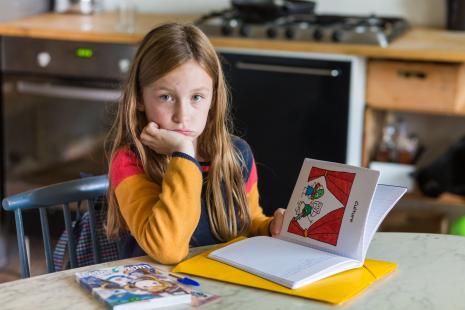 Le TDAH associe un manque d'attention, des difficultés à se concentrer, une instabilité cognitive, une impulsivité et une hyperactivité motrice