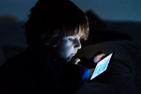Trop de temps devant un écran altère la qualité du sommeil