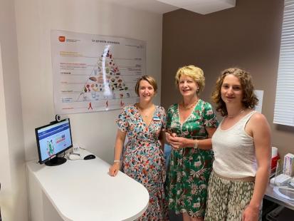 A la pharmacie du Griffon, à Argentan, (de g à dr) Karine Mauguit, nouvelle titulaire, Christine Genin-Cossin, l’ancienne titulaire, et Élodie Tessier, titulaire de la pharmacie du Forum, toutes trois impliquées par Télépharm.