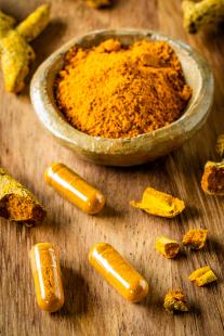 La dose journalière admissible de curcumine (DJA) est fixée à 180 mg  pour un adulte de 60 kg