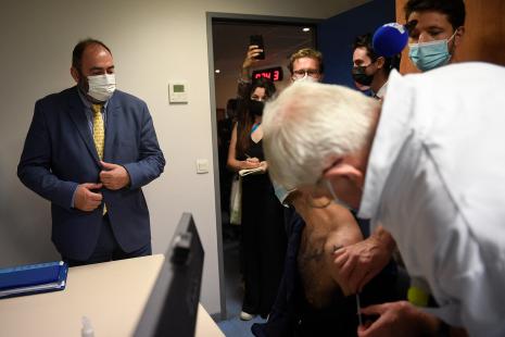 François Braun en visite dans un centre de vaccination contre la variole du singe, le 3 août