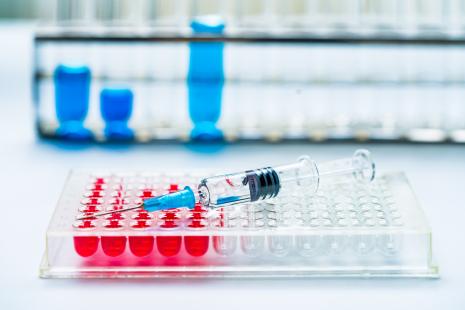 Plusieurs laboratoires se sont positionnés sur le développement d'un vaccin combiné contre le Covid et la grippe