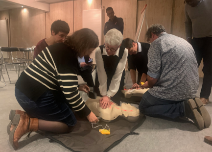 Le Dr Suzanne Tartière forme aux premiers secours une équipe de pharmaciens franciliens. 