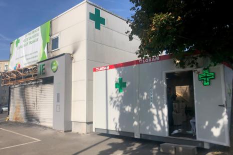 Depuis le saccage de son officine, Jean-Marc Facq exerce dans un Algéco