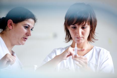 L'arrêté du 8 août 2023 prévoit  7 heures de formation à « l’administration des vaccins »